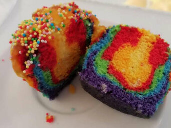 Ciambellone soffice all’acqua senza burro arcobaleno