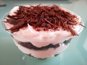 Dolce al cucchiaio coppette al mascarpone con pan di Spagna ciocco-caffè