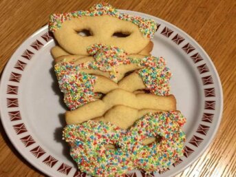 Dolci di Carnevale al forno senza glutine maschere di frolla