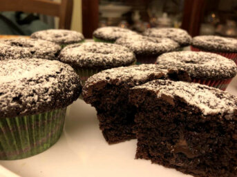 Muffin al cioccolato con Nutella e caffè
