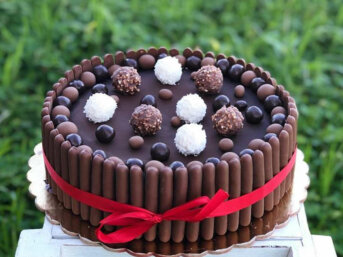 Torta con bagna al cioccolato e liquore all'arancia 