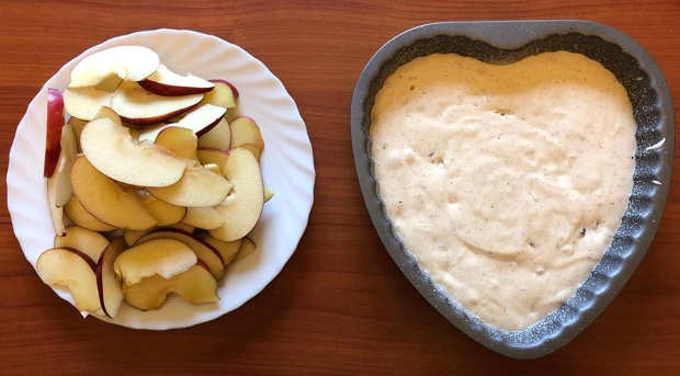 Ingredienti Torta di mele soffice con mandorle uvetta a forma di cuore
