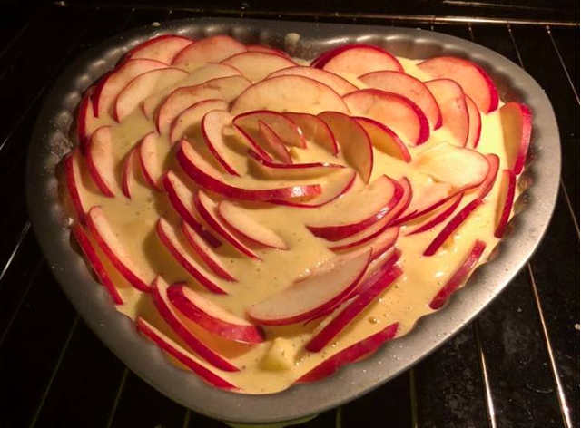 Preparazione Torta di mele soffice con mandorle uvetta a forma di cuore