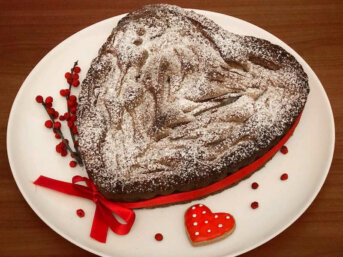 Torta di mele soffice con mandorle uvetta a forma di cuore