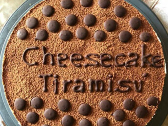 Cheesecake tiramisù con gocce di cioccolato
