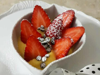 Coppe di fragole con crema pasticcera al limone e gocce di cioccolato