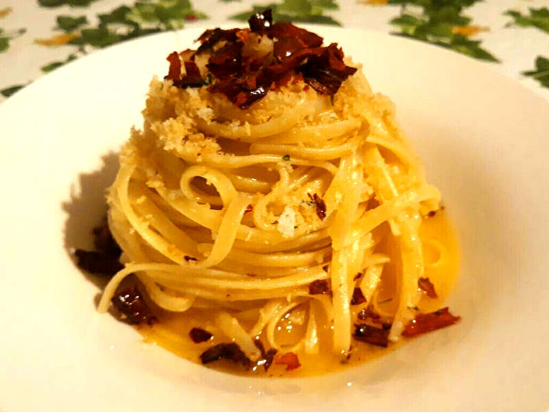 Pasta aglio e olio e peperoncino: linguine con mollica e peperoni cruschi croccanti