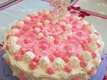 Torta di compleanno con crema pasticcera e bagna all'Alchermes