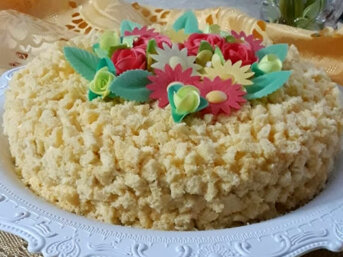 Torta mimosa delicata con crema pasticcera e bagna al mandarino