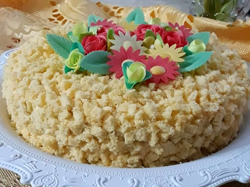 Torta mimosa delicata con crema pasticcera e bagna al mandarino