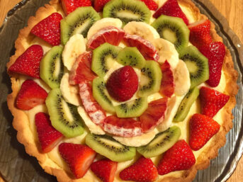 Crostata alla frutta senza glutine con crema pasticcera e frutta fresca