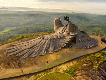 La statua dell’aquila più grande del mondo nata da una leggenda