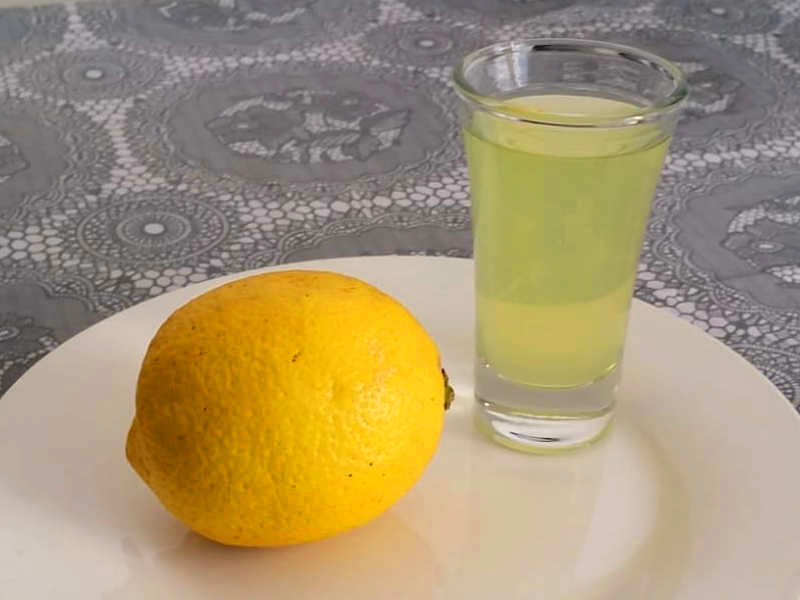 Limoncino limoncello ricetta semplice fatta in casa con 6 passaggi importanti