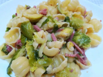Pasta con cavoletti di Bruxelles e speck