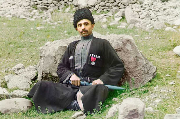 Uomo musulmano sunnita che indossa abiti e copricapo tradizionali Sergei Prokudin 1909 -1914