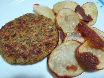 Burger di zucchine e patatine al forno arrosto come fritte