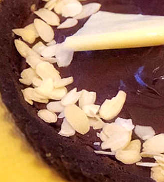 Ingredienti Crostata al cioccolato e caramello salato con mandorle