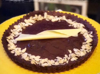 Crostata al cioccolato e caramello salato con mandorle