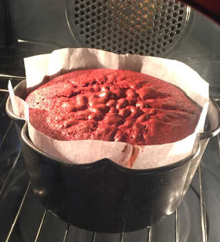 Cottura Torta Red Velvet senza glutine in forno