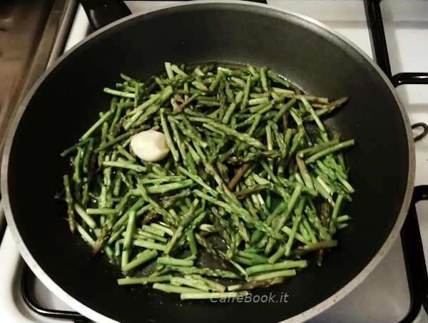 Cuocere gli asparagi freschi