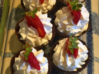 Cestini di cioccolato fondente fatti in casa con fragole e crema