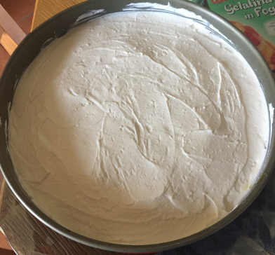 Preparazione con la panna del Cheesecake al limone senza glutine e senza cottura