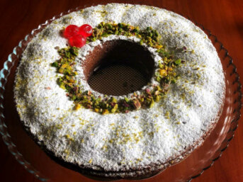 Ciambella di ricotta senza uova e burro con crema di pistacchio