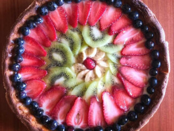 Crostata con confettura di fragole crema pasticcera e frutta