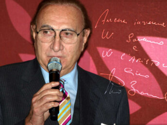 La grafia di Pippo Baudo: Energia, curiosità e flessibilità