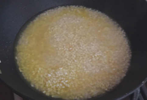 Preparazione del risotto alla barbabietola rossa con aggiunta del brodo
