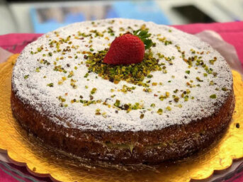 Torta di ricotta farcita con crema di pistacchio