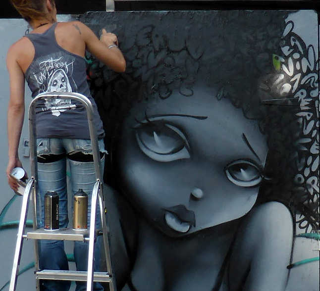 Vinie Graffiti realizzando un murales