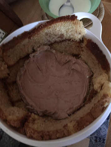 Assemblaggio Zuccotto senza glutine con pan di Spagna crema pasticcera cioccolato e bagna