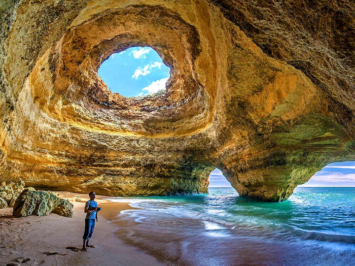 La spiaggia di Benagil in Portogallo﻿ tra le migliori del mondo