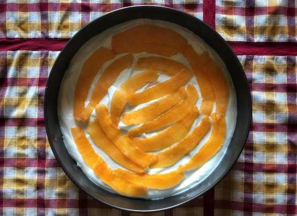 Preparazione del Cheesecake al melone con ricotta mascarpone e panna