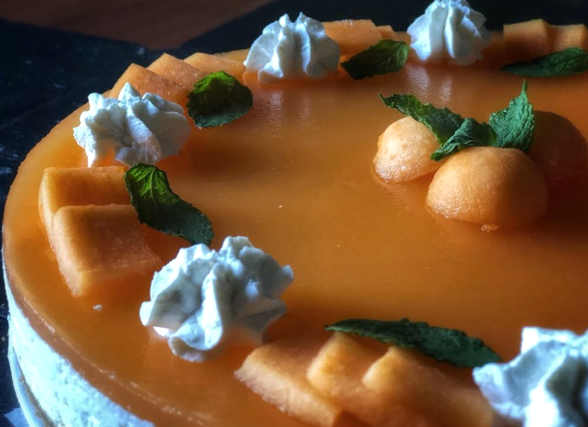 Decorazione del Cheesecake al melone con ricotta mascarpone e panna