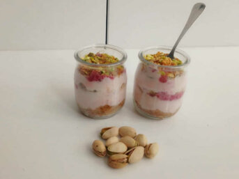 Cheesecake nel bicchiere allo yogurt fragole e pistacchi