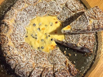 Crostata di ricotta girella senza glutine con gocce di cioccolato e farina di mandorle