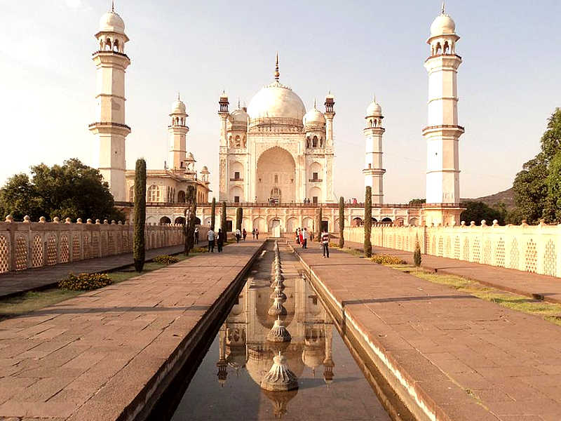 Il mausoleo di Bibi Ka Maqbara costruito perché sembrasse il Taj Mahal