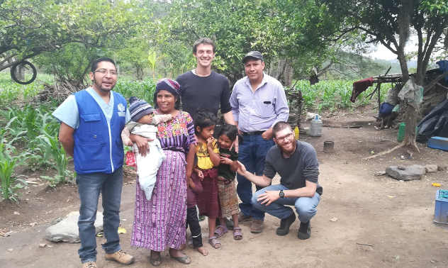 Foto con famiglia guatemalteca