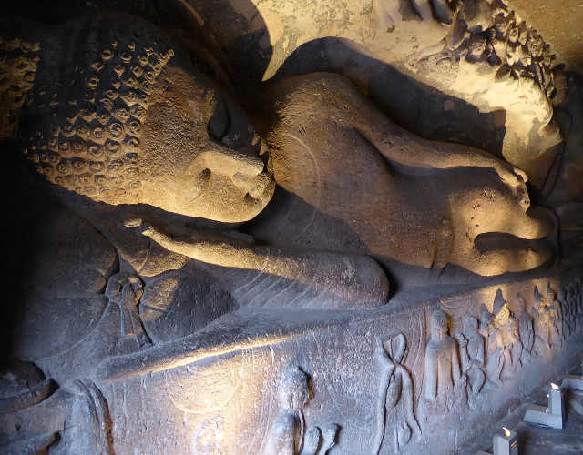 Sculture nelle Grotte di Ajanta 11