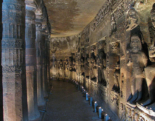 Colonne e statue Sculture nelle Grotte di Ajanta 