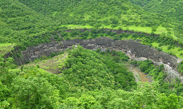 Vista delle Grotte di Ajanta lungo il fiume Waghora