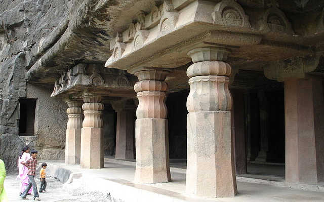 Ingresso con i pilastri alle Grotte di Ajanta