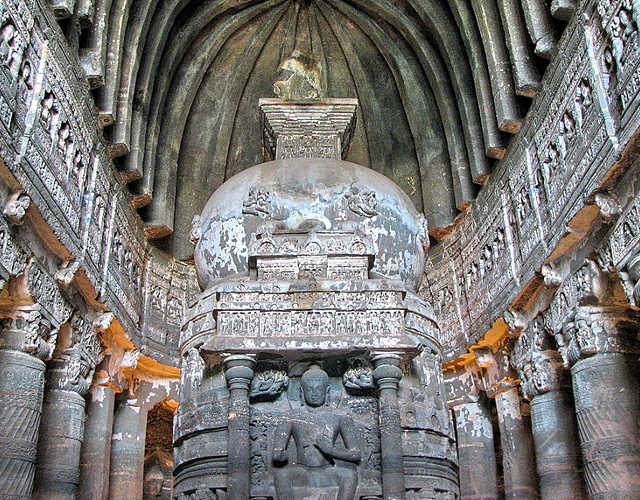 Interno Grotte di Ajanta, statue