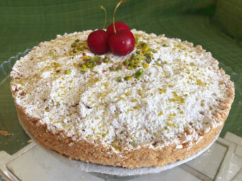 Sbriciolata di ricotta senza cottura e confettura di ciliege