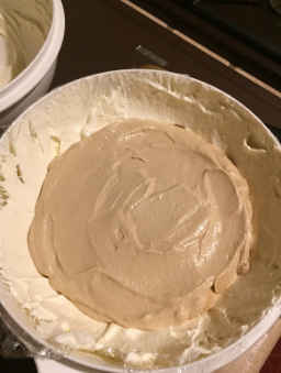 Preparazione del semifreddo tartufo bianco con cuore al caffè e meringhe: versare crema al caffè