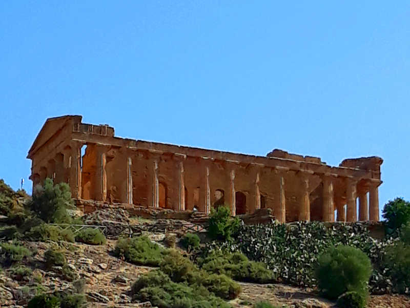 La bellissima città di Agrigento e la sua incantevole Valle dei templi