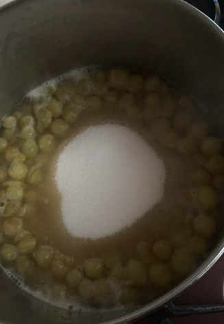Preparazione Confettura di uva bianca: aggiungere lo zucchero