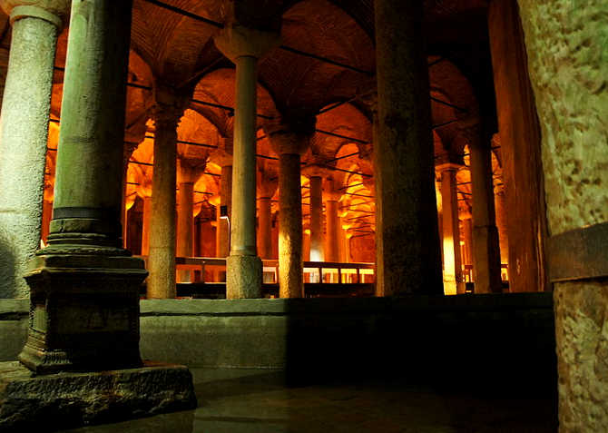 Yerebatan Sarnıcı (cisterna sommersa) o Yerebatan Sarayı (palazzo sommerso)